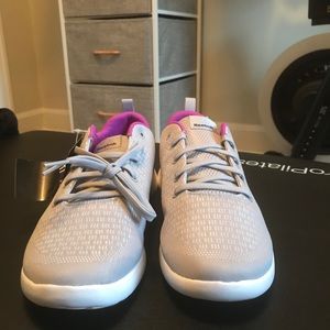 Women’s Reebok tennis shoes sz 8 grey